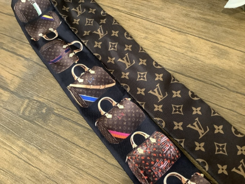シルクスカーフのLOUIS VUITTON