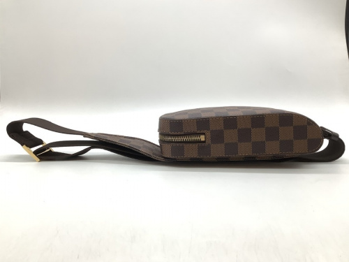 ボディーバッグのLOUIS VUITTON