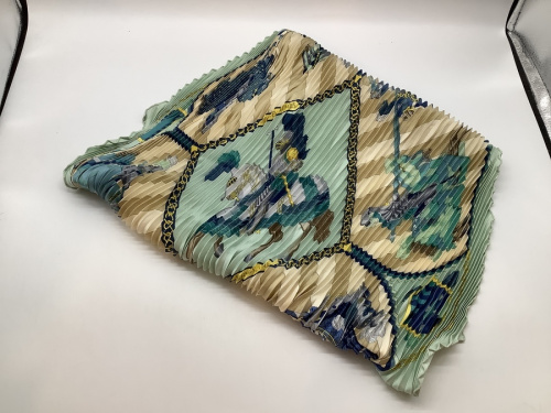 スカーフのプリーツスカーフ