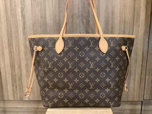 トートバッグのLOUIS VUITTON