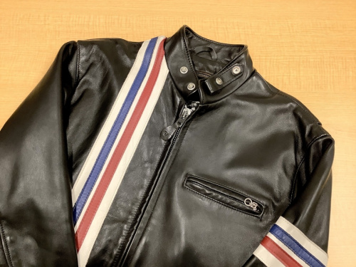 トップスのレザージャケット