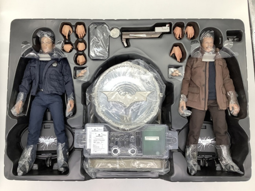 THE DARK KNIGHTの1/6スケールフィギュア ジョン・ブレイク&ジム・ゴードン市警本部長