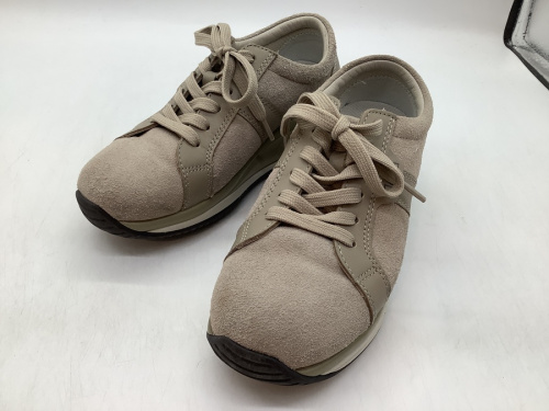 靴のスニーカー