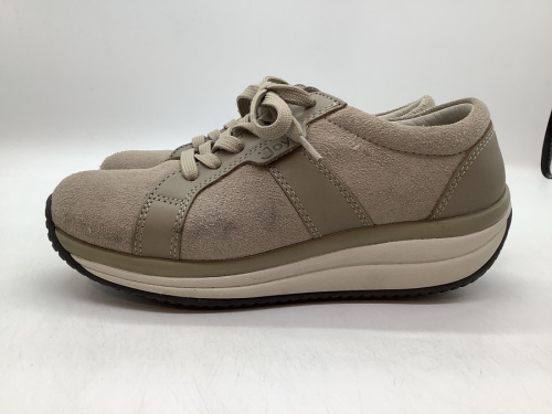 スニーカーのJoya