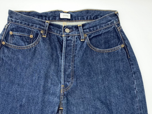 ボトムスのジーンズ