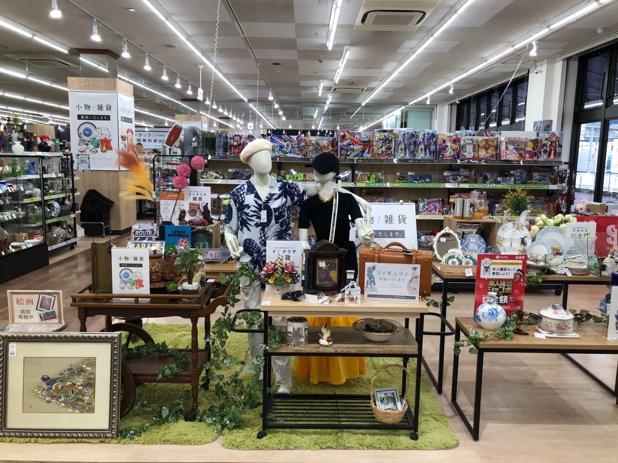 中古家具多数展開中】当店自慢の家具コーナーからおすすめのソファをご