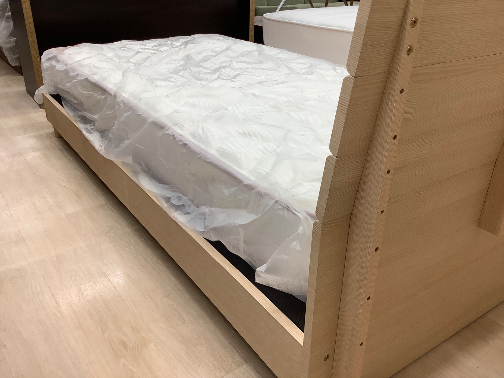 中古家具多数展開中】当店自慢の家具コーナーからGRANZシングルベッド