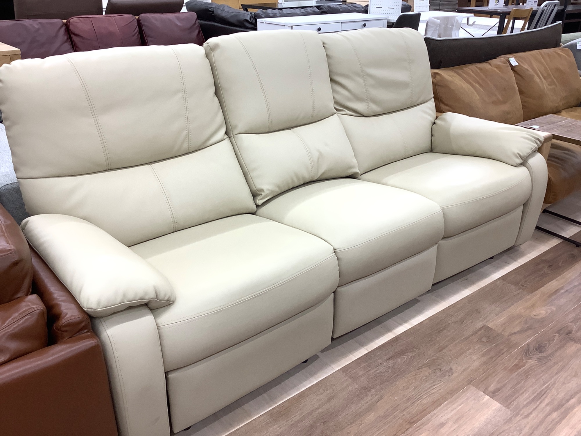 中古家具多数展開中】当店自慢の家具コーナーから電動リクライニング 