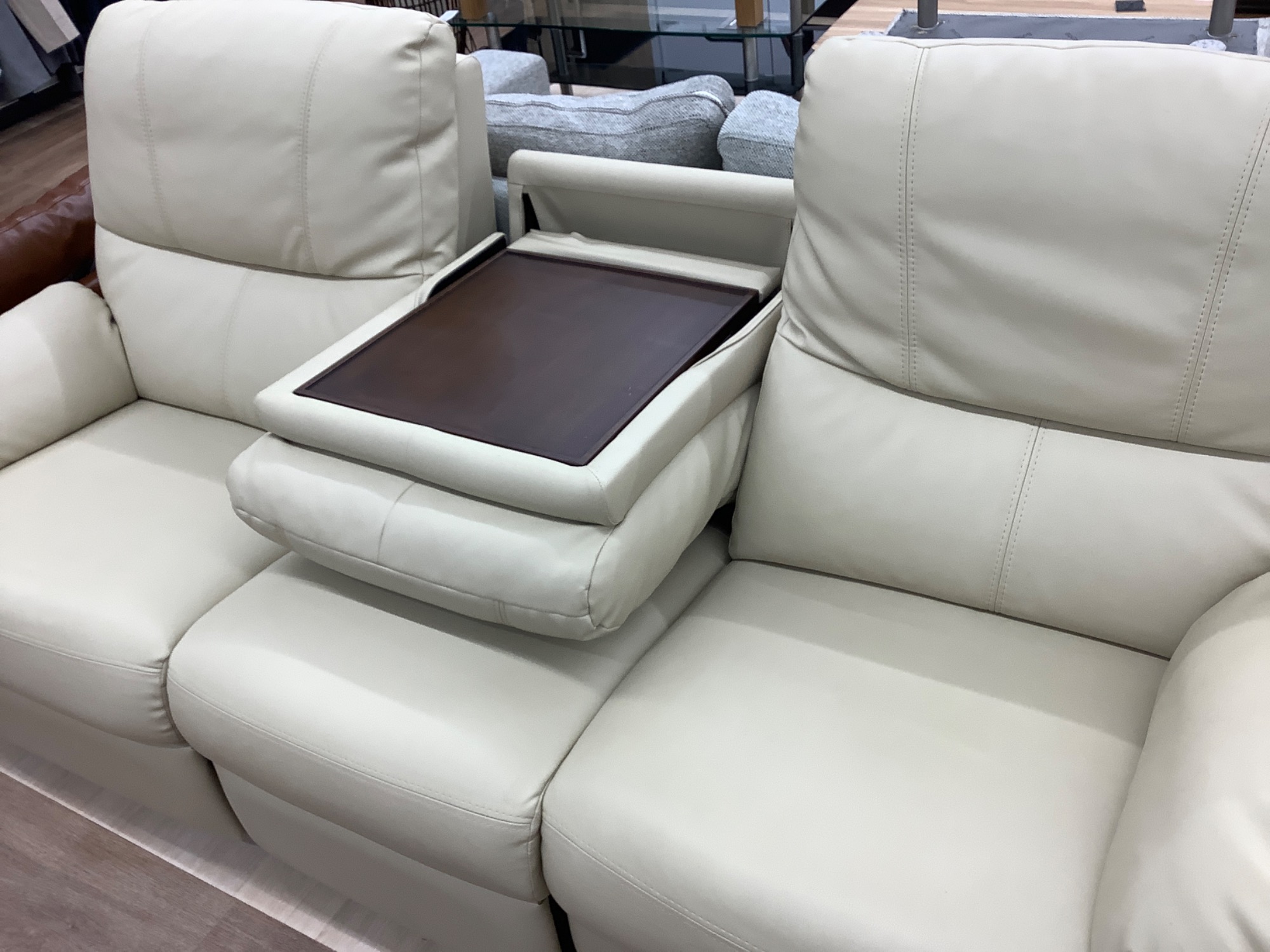 中古家具多数展開中】当店自慢の家具コーナーから電動リクライニング 