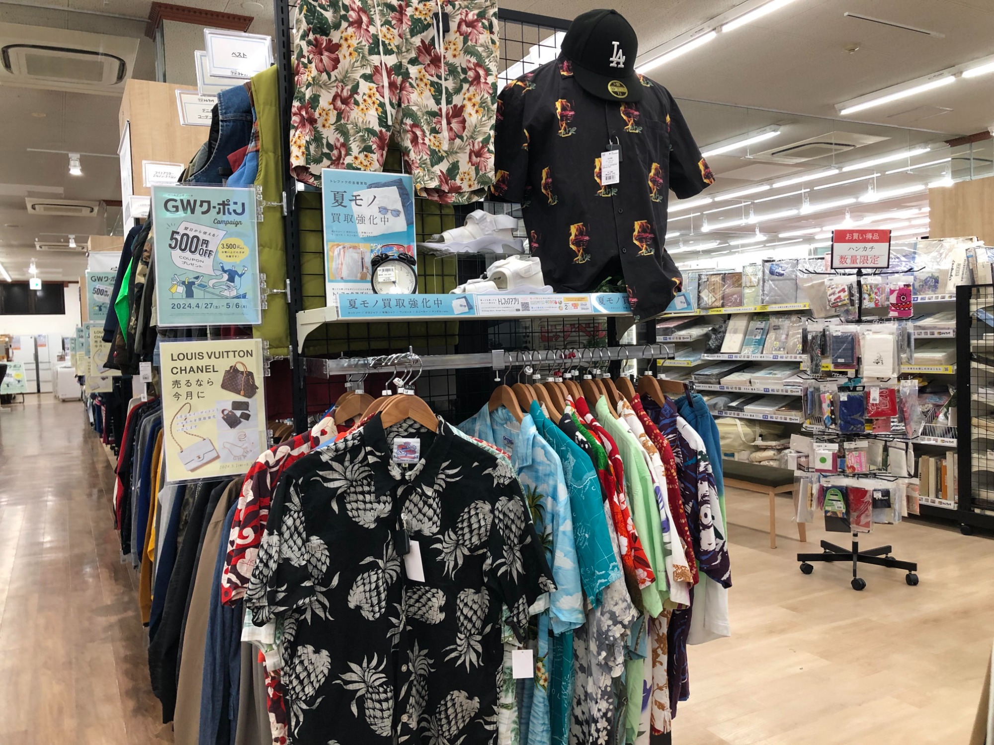 夏服買取強化中】Calvin Klein (カルバンクライン) のロゴプリントTEE