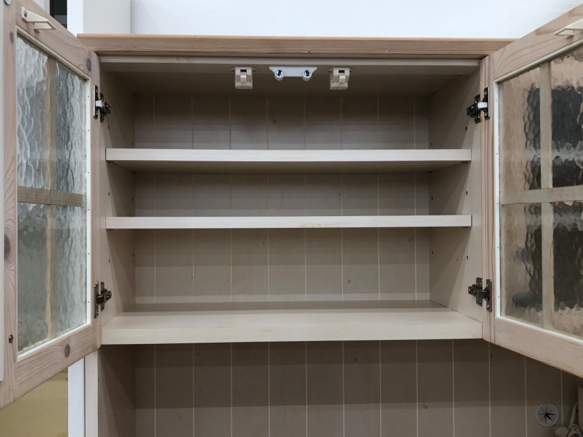 中古家具多数売場展開中】本日はニトリの3枚扉レンジボードをご紹介