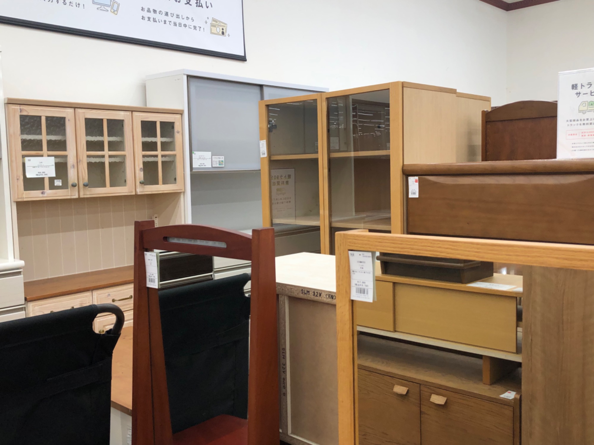 中古家具多数売場展開中】本日はニトリの3枚扉レンジボードをご 中古家具多数売場展開中】本日はニトリの3枚扉レンジボードをご