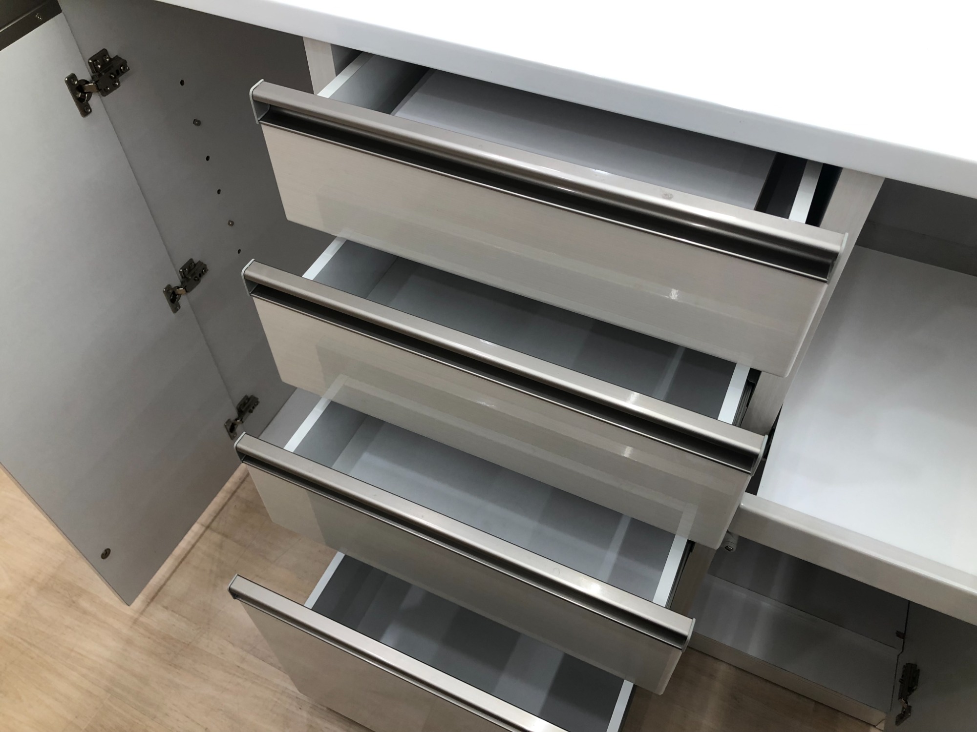 中古家具多数売場展開中！】本日は三幸ジャパンの食器棚をご紹介いたし