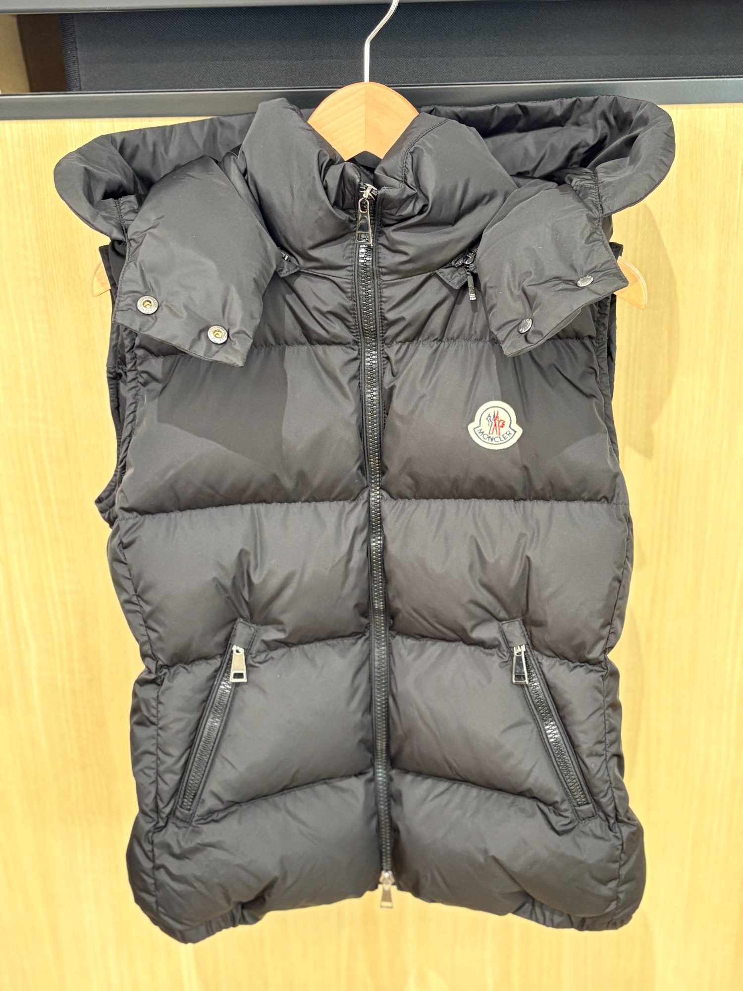 MONCLER ダウンベスト✴︎カモフラ　size 3 薄手　迷彩　軽い　店で8万 MONCLER ダウンベスト✴︎カモフラsize 3 薄手迷彩軽い店で8万
