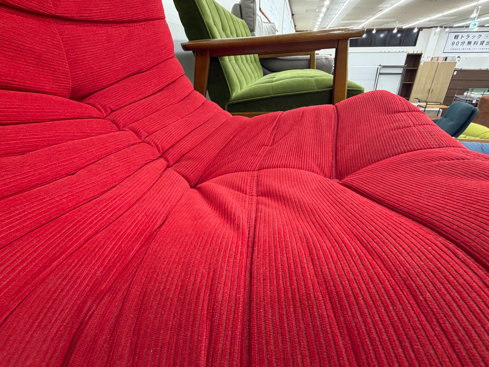 ligne roset / リーンロゼ】1人掛けソファ｜お部屋の主役になる赤の