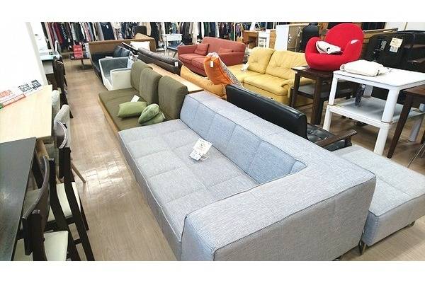 アンティーク調　デザインソファ　ほぼ未使用 木肘ソファ ブラウン アンティーク調 レトロ デザイン 合成皮革