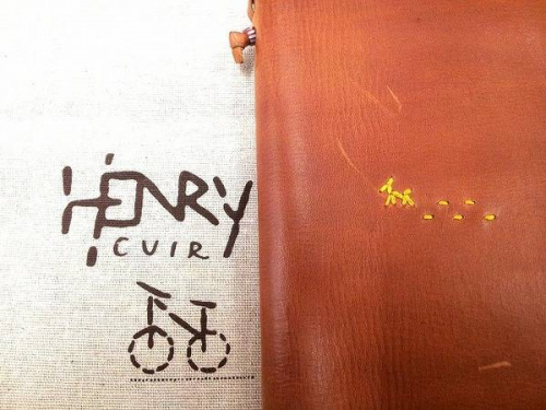 ブックカバーのHENRY CUIR アンリークイール