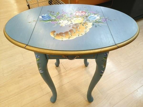 家具のテーブル