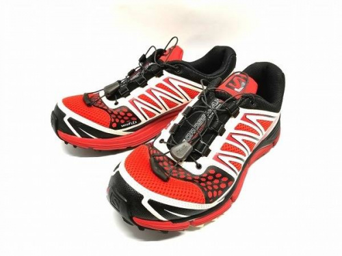 アウトドア用品の登山シューズ