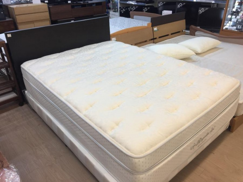家具のベッド