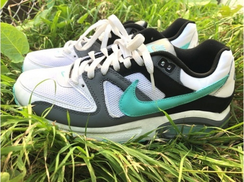 靴のスニーカー