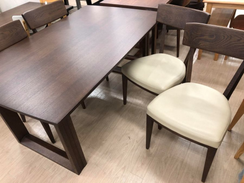 家具のテーブル