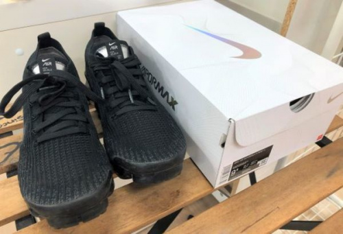 靴のスニーカー