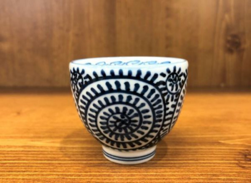 和食器の染付章魚唐草 ぐい呑み