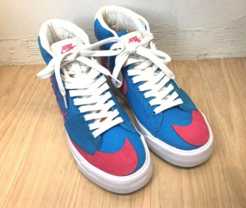 靴のスニーカー