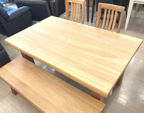 生活家具のテーブル