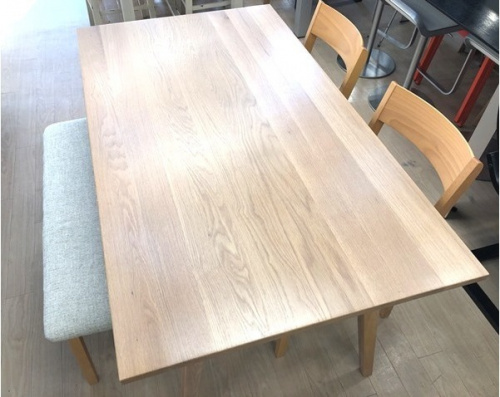 生活家具のテーブル