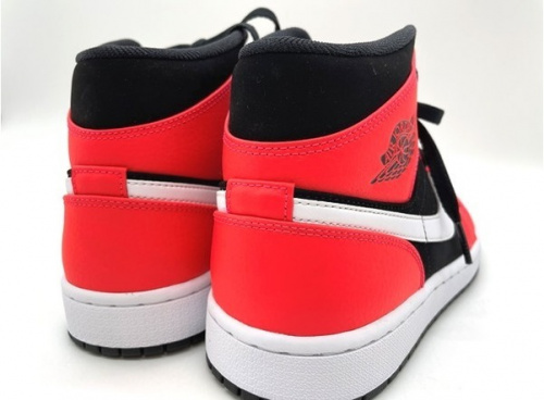 スニーカーのAIR JORDAN 1 MID