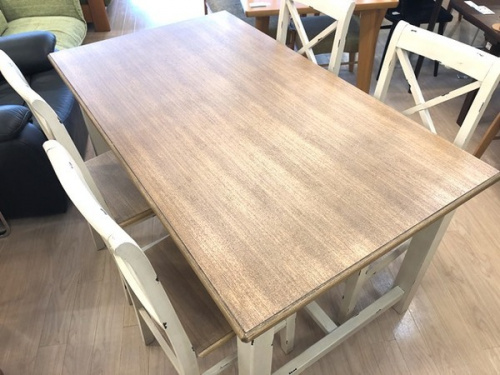 生活家具のテーブル