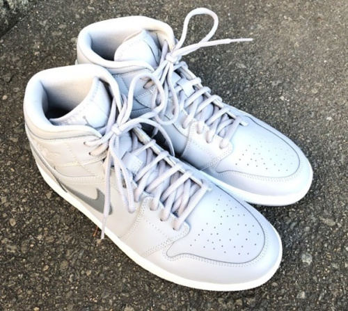 スニーカーのAIR JORDAN 1 MID