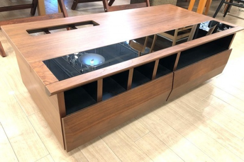 生活家具のテーブル