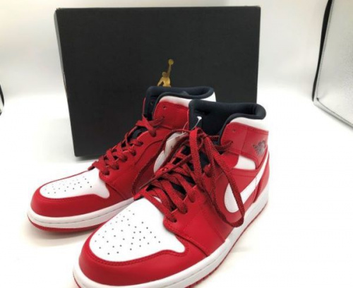 靴のスニーカー