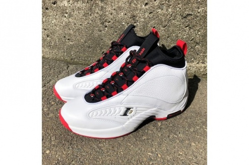 ハイカットスニーカーのREEBOK