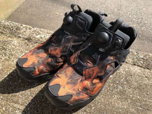 靴のスニーカー