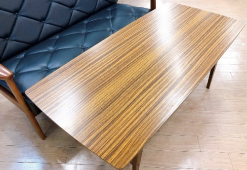 生活家具のテーブル