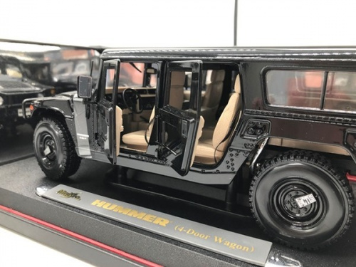 ミニカーの1:18 HUMMER 4ドアワゴン