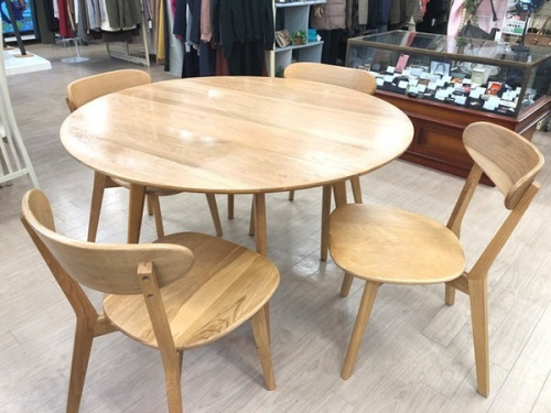 生活家具のテーブル
