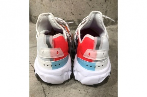 スニーカーのリアクト プレスト