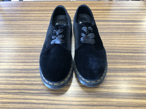 3ホールのベルベッドシューズ