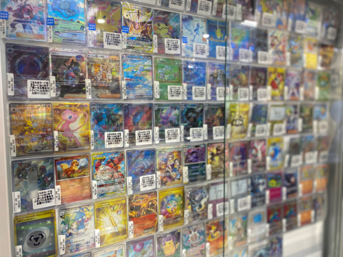 新しいカードや昔のカードなど、ポケモンカードを多数お取り揃え中