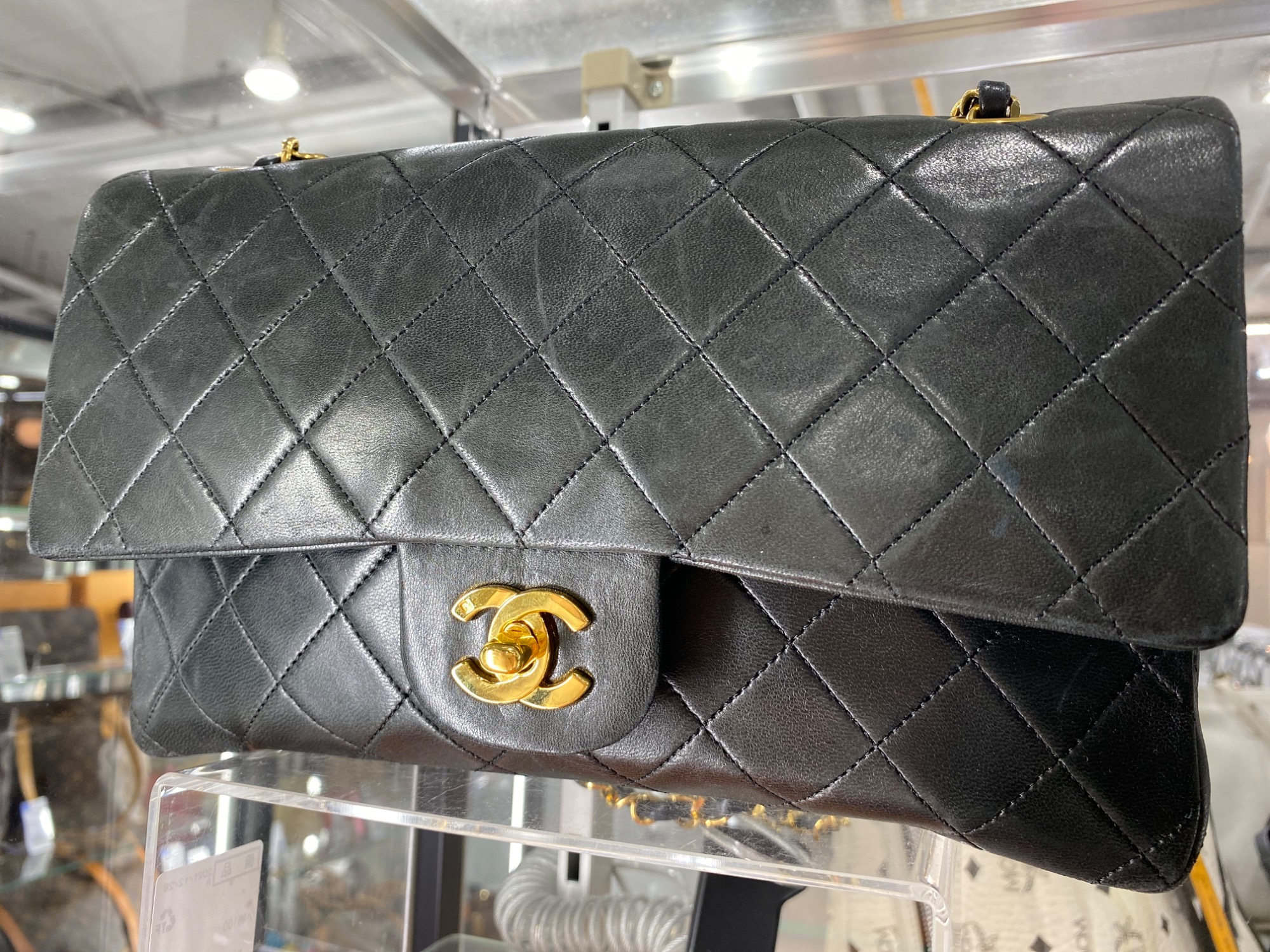 CHANEL(シャネル)の Wフラップチェーンショルダーバッグ店頭販売