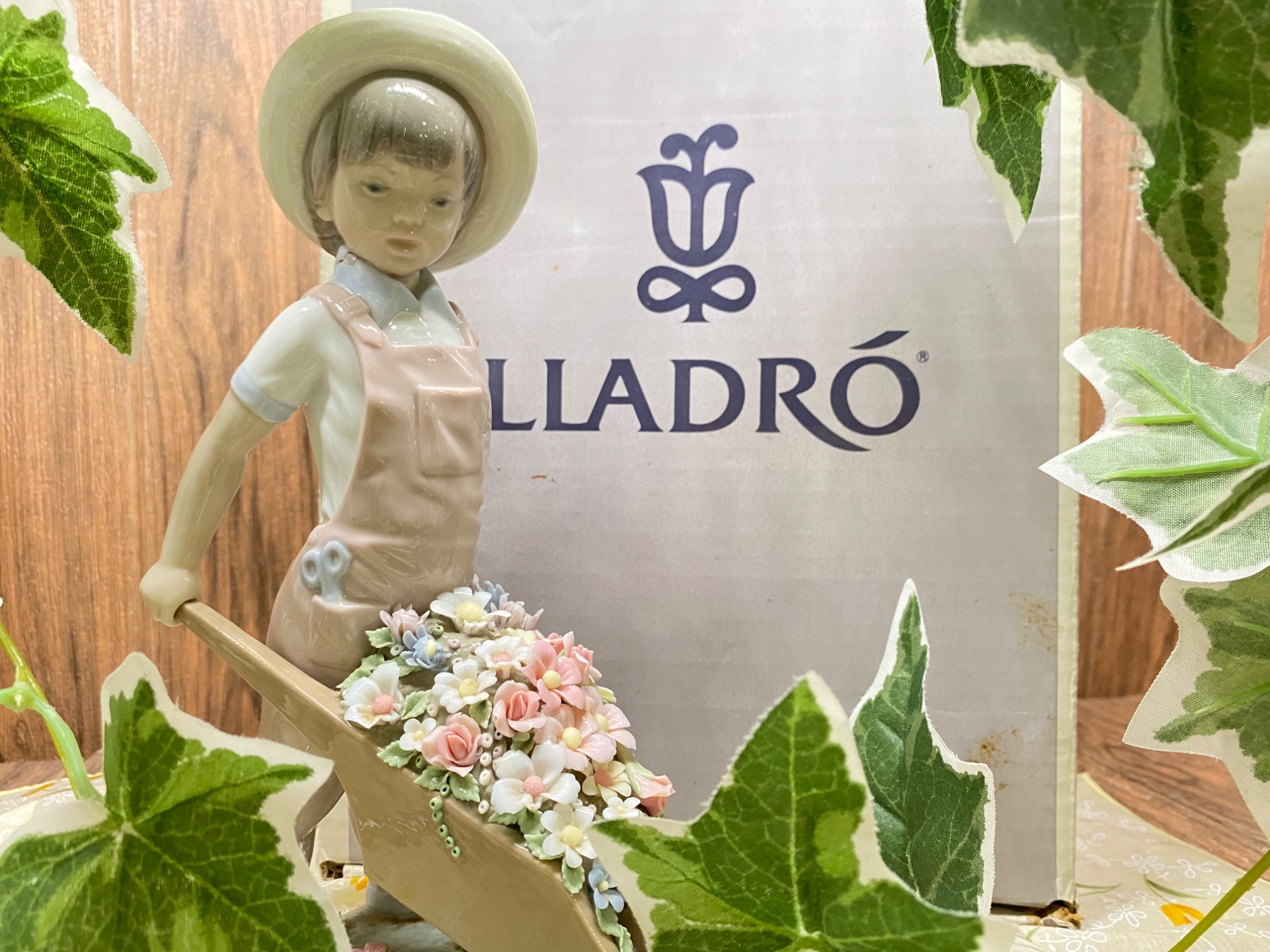 インテリア買取強化！】LLADRO フィギュリン「花車」が入荷いたしまし