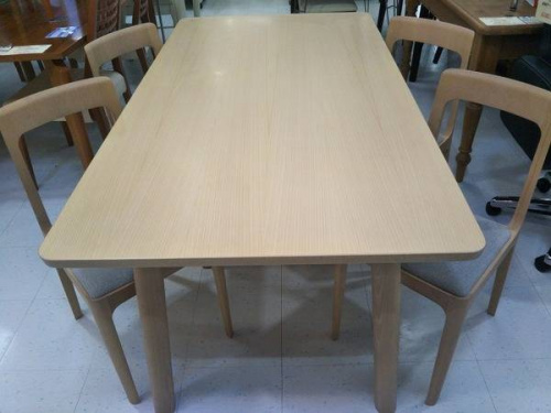 家具・インテリアのテーブル