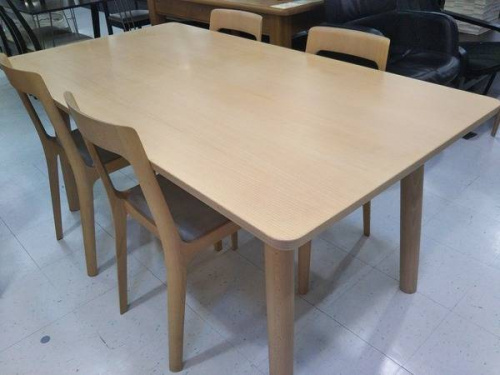 テーブルのダイニングテーブル