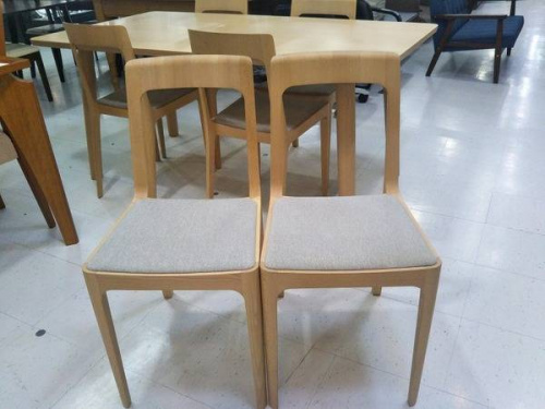 ダイニングテーブルのマルニ木工