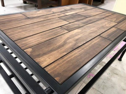家具のテーブル